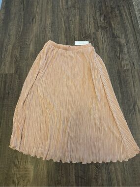 Gilli Pleated Midi Skirt in Peach Pink